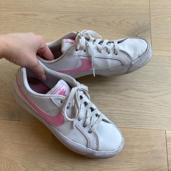 Nike Shoes - Nike Court Classic